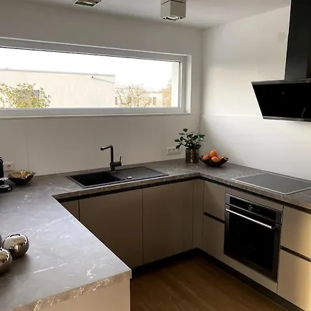 Airport-messe Luxuswohnung, Circa 10 Minuten Entfernt
