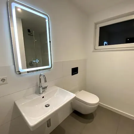 Airport-messe Luxuswohnung, Circa 10 Minuten Entfernt Apartment *